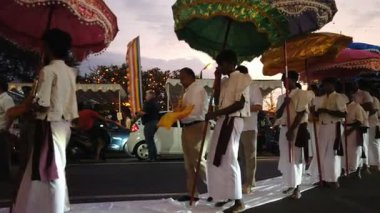Colombo, Sri Lanka - 11 Şubat 2025: Gangaramaya Navam Maha Perahera festivalinde sanatçılar