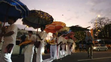 Colombo, Sri Lanka - 11 Şubat 2025: Gangaramaya Navam Maha Perahera festivalinde sanatçılar