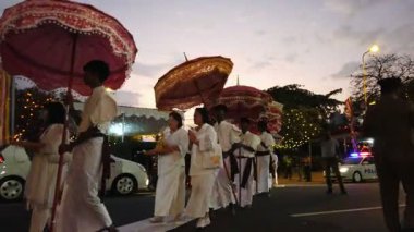 Colombo, Sri Lanka - 11 Şubat 2025: Gangaramaya Navam Maha Perahera festivalinde sanatçılar