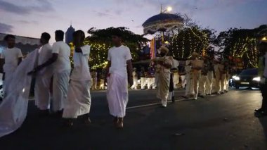 Colombo, Sri Lanka - 11 Şubat 2025: Gangaramaya Navam Maha Perahera festivalinde sanatçılar