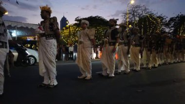 Colombo, Sri Lanka - 11 Şubat 2025: Gangaramaya Navam Maha Perahera festivalinde sanatçılar