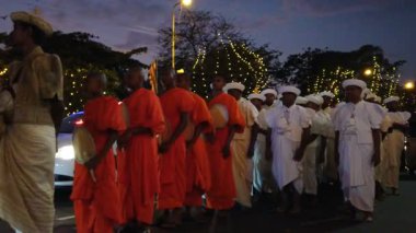 Colombo, Sri Lanka - 11 Şubat 2025: Gangaramaya Navam Maha Perahera festivalinde sanatçılar