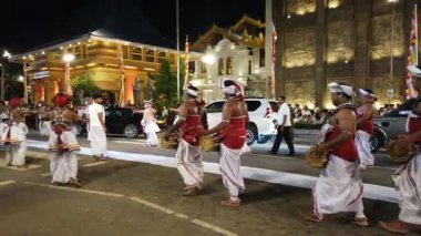 Colombo, Sri Lanka - 11 Şubat 2025: Gangaramaya Navam Maha Perahera festivalinde sanatçılar