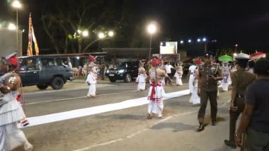 Colombo, Sri Lanka - 11 Şubat 2025: Gangaramaya Navam Maha Perahera festivalinde sanatçılar