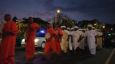 Colombo, Sri Lanka - 11 Şubat 2025: Gangaramaya Navam Maha Perahera festivalinde sanatçılar