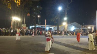 Colombo, Sri Lanka - 11 Şubat 2025: Gangaramaya Navam Maha Perahera festivalinde sanatçılar