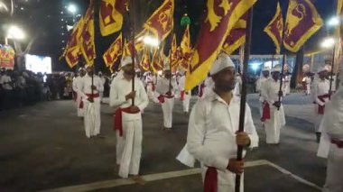 Colombo, Sri Lanka - 11 Şubat 2025: Gangaramaya Navam Maha Perahera festivalinde sanatçılar
