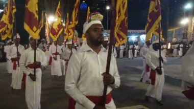 Colombo, Sri Lanka - 11 Şubat 2025: Gangaramaya Navam Maha Perahera festivalinde sanatçılar