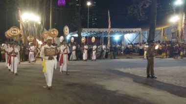 Colombo, Sri Lanka - 11 Şubat 2025: Gangaramaya Navam Maha Perahera festivalinde sanatçılar