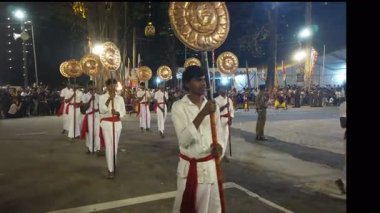 Colombo, Sri Lanka - 11 Şubat 2025: Gangaramaya Navam Maha Perahera festivalinde sanatçılar