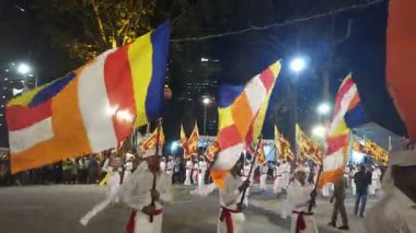 Colombo, Sri Lanka - 11 Şubat 2025: Gangaramaya Navam Maha Perahera festivalinde sanatçılar