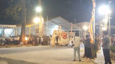 Colombo, Sri Lanka - 11 Şubat 2025: Gangaramaya Navam Maha Perahera festivalinde sanatçılar