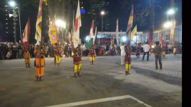 Colombo, Sri Lanka - 11 Şubat 2025: Gangaramaya Navam Maha Perahera festivalinde sanatçılar