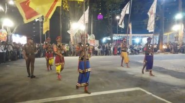 Colombo, Sri Lanka - 11 Şubat 2025: Gangaramaya Navam Maha Perahera festivalinde sanatçılar