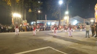 Colombo, Sri Lanka - 11 Şubat 2025: Gangaramaya Navam Maha Perahera festivalinde sanatçılar