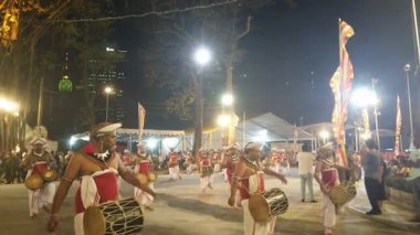 Colombo, Sri Lanka - 11 Şubat 2025: Gangaramaya Navam Maha Perahera festivalinde sanatçılar