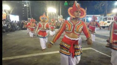 Colombo, Sri Lanka - 11 Şubat 2025: Gangaramaya Navam Maha Perahera festivalinde sanatçılar