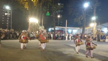 Colombo, Sri Lanka - 11 Şubat 2025: Gangaramaya Navam Maha Perahera festivalinde sanatçılar