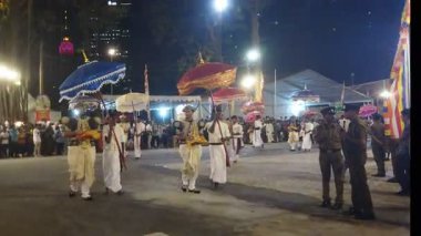 Colombo, Sri Lanka - 11 Şubat 2025: Gangaramaya Navam Maha Perahera festivalinde sanatçılar