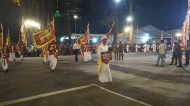 Colombo, Sri Lanka - 11 Şubat 2025: Gangaramaya Navam Maha Perahera festivalinde sanatçılar