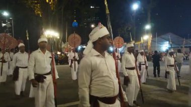 Colombo, Sri Lanka - 11 Şubat 2025: Gangaramaya Navam Maha Perahera festivalinde sanatçılar