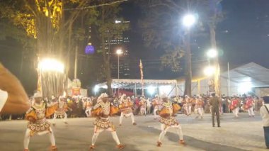 Colombo, Sri Lanka - 11 Şubat 2025: Gangaramaya Navam Maha Perahera festivalinde sanatçılar
