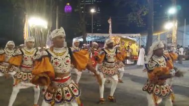 Colombo, Sri Lanka - 11 Şubat 2025: Gangaramaya Navam Maha Perahera festivalinde sanatçılar