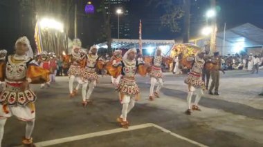 Colombo, Sri Lanka - 11 Şubat 2025: Gangaramaya Navam Maha Perahera festivalinde sanatçılar