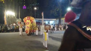 Colombo, Sri Lanka - 11 Şubat 2025: Gangaramaya Navam Maha Perahera festivalinde sanatçılar