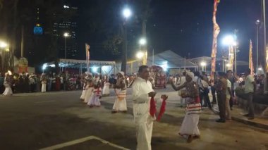 Colombo, Sri Lanka - 11 Şubat 2025: Gangaramaya Navam Maha Perahera festivalinde sanatçılar