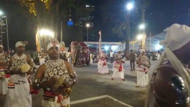 Colombo, Sri Lanka - 11 Şubat 2025: Gangaramaya Navam Maha Perahera festivalinde sanatçılar