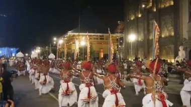 Colombo, Sri Lanka - 11 Şubat 2025: Gangaramaya Navam Maha Perahera festivalinde sanatçılar