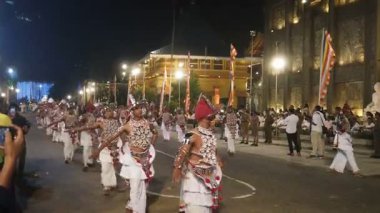 Colombo, Sri Lanka - 11 Şubat 2025: Gangaramaya Navam Maha Perahera festivalinde sanatçılar