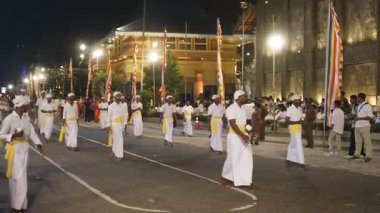 Colombo, Sri Lanka - 11 Şubat 2025: Gangaramaya Navam Maha Perahera festivalinde sanatçılar