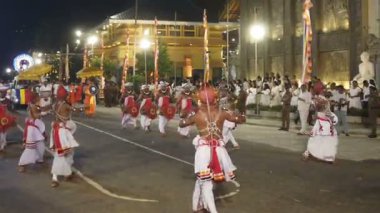 Colombo, Sri Lanka - 11 Şubat 2025: Gangaramaya Navam Maha Perahera festivalinde sanatçılar