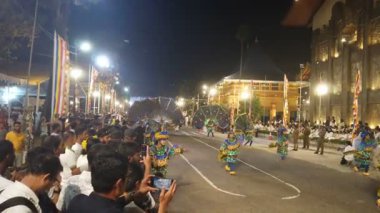 Colombo, Sri Lanka - 11 Şubat 2025: Gangaramaya Navam Maha Perahera festivalinde sanatçılar