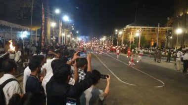 Colombo, Sri Lanka - 11 Şubat 2025: Gangaramaya Navam Maha Perahera festivalinde sanatçılar