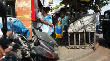 Colombo, Sri Lanka - 10 Şubat 2025: Pettah pazarı yakınlarındaki işlek sokaklar