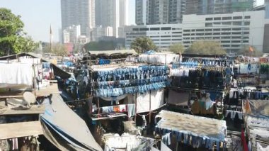 Mumbai, Hindistan - 20 Şubat 2025: Dhobi Ghat 'ta çamaşır yıkama