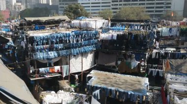 Mumbai, Hindistan - 20 Şubat 2025: Dhobi Ghat 'ta çamaşır yıkama