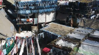 Mumbai, Hindistan - 20 Şubat 2025: Dhobi Ghat 'ta çamaşır yıkama
