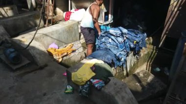Mumbai, Hindistan - 20 Şubat 2025: Dhobi Ghat 'ta çamaşır yıkama