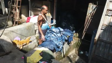 Mumbai, Hindistan - 20 Şubat 2025: Dhobi Ghat 'ta çamaşır yıkama