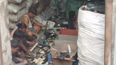 Mumbai, Hindistan - 5 Şubat 2025: Dharavi gecekondularında plastik geri dönüşümü