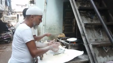 Mumbai, Hindistan - 5 Şubat 2025: Dharavi gecekondu mahallesindeki fırın