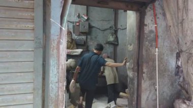 Mumbai, Hindistan - 5 Şubat 2025: Dharavi gecekondularında plastik geri dönüşümü