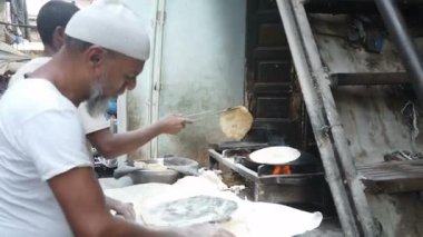 Mumbai, Hindistan - 5 Şubat 2025: Dharavi gecekondu mahallesindeki fırın