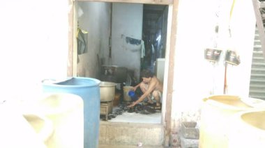 Mumbai, Hindistan - 5 Şubat 2025: Mumbai, Hindistan 'daki Dharavi gecekondu mahallesinde çamaşır yıkama