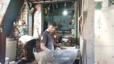 Mumbai, Hindistan - 5 Şubat 2025: Dharavi gecekondu mahallesindeki fırın