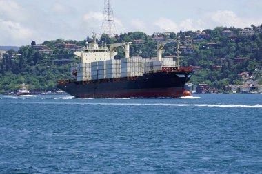 Bosporus 'taki büyük konteynır gemisi.